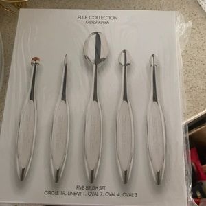 Artis makeup brush set